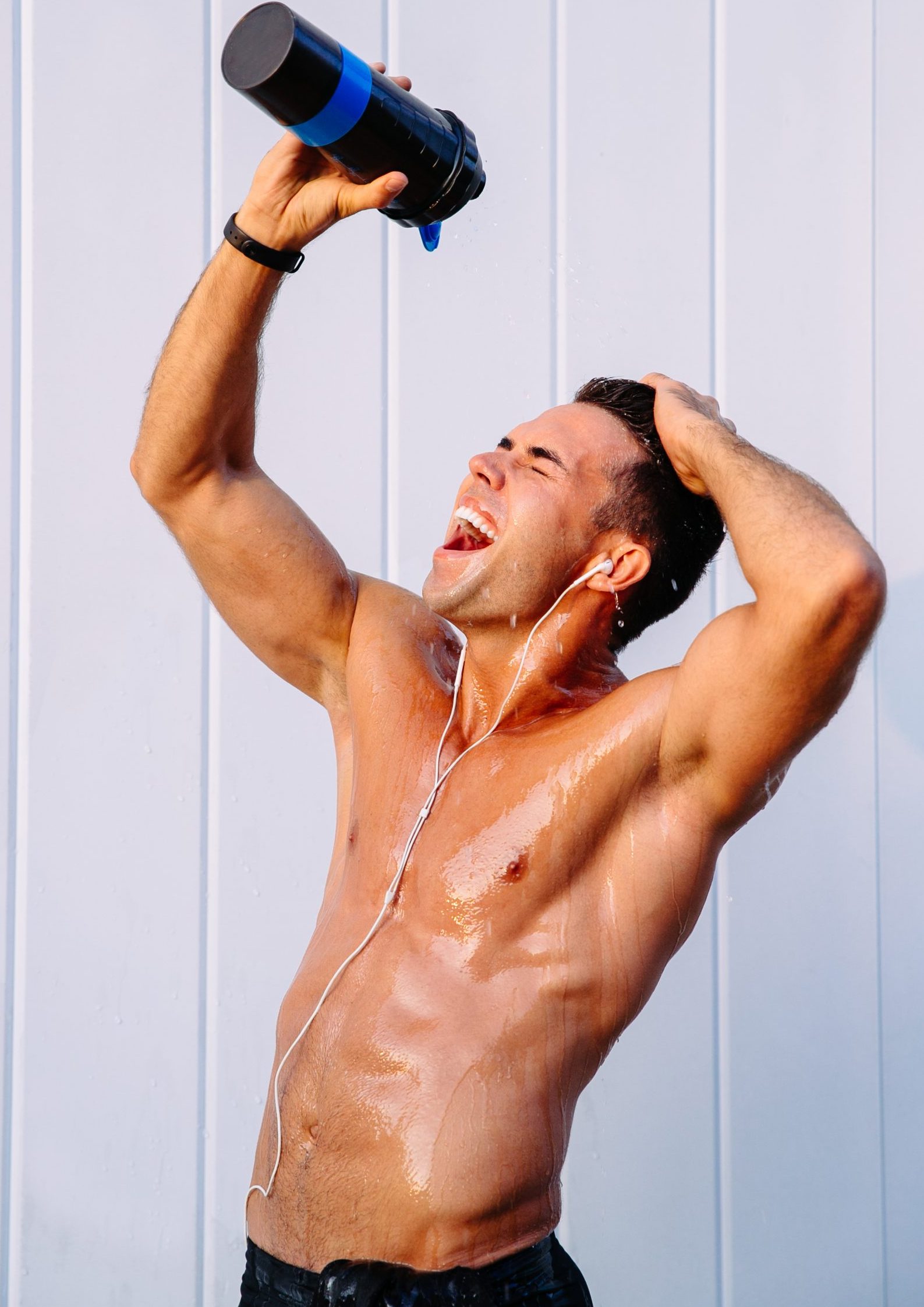 happy muscular guy pouring out water from bottle his body sweating after training scaled e1694529674616 - Svelando l'Igiene Intima Maschile: Affrontare le Esigenze Uniche Navigare tra Differenze nell'Igiene e Consigli per uno Stile di Vita Attivo